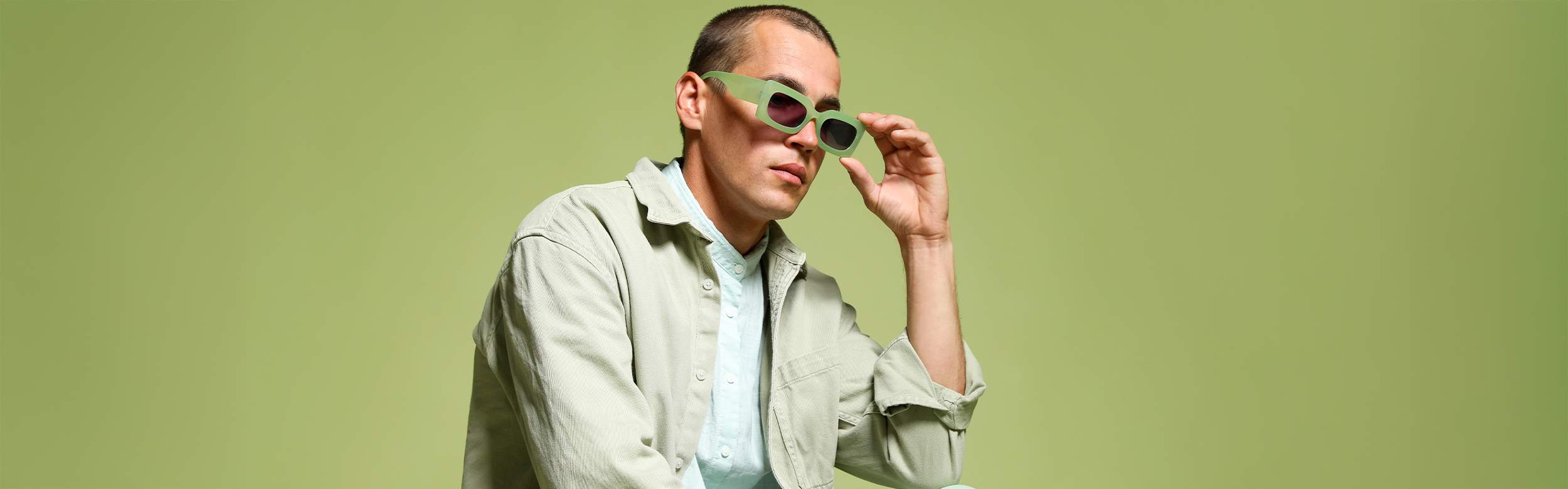 La lunette rectangle épaisse, un essentiel masculin