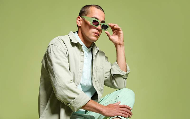 La lunette rectangle épaisse, un essentiel masculin