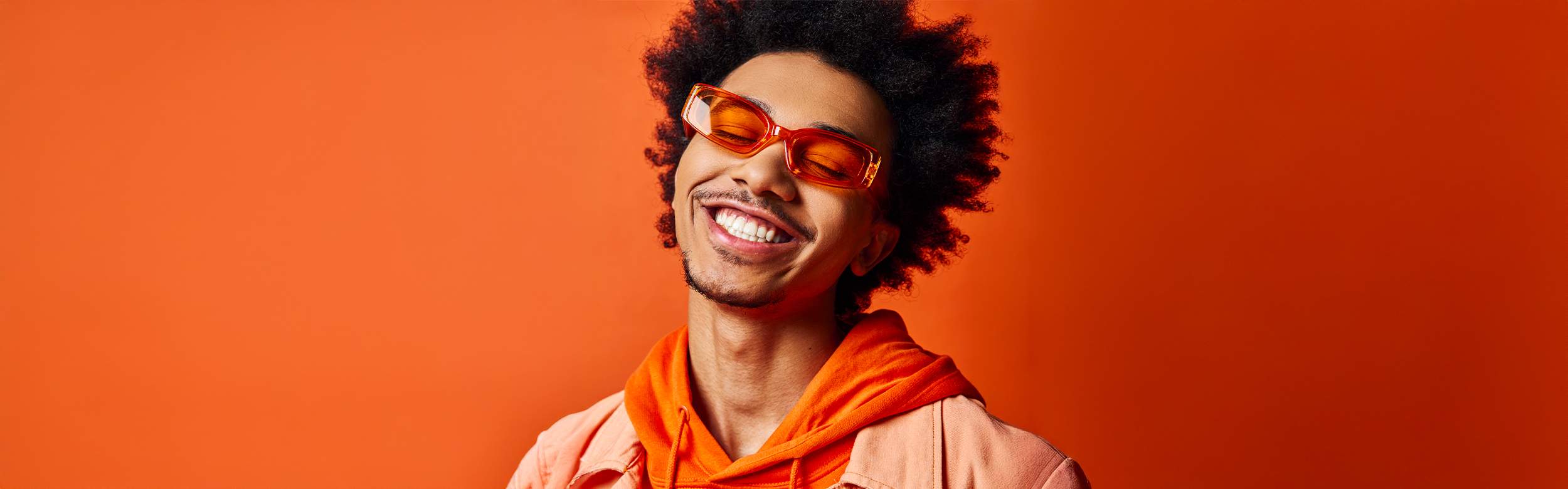 Des lunettes à verres colorés pour homme, entre design et confort visuel