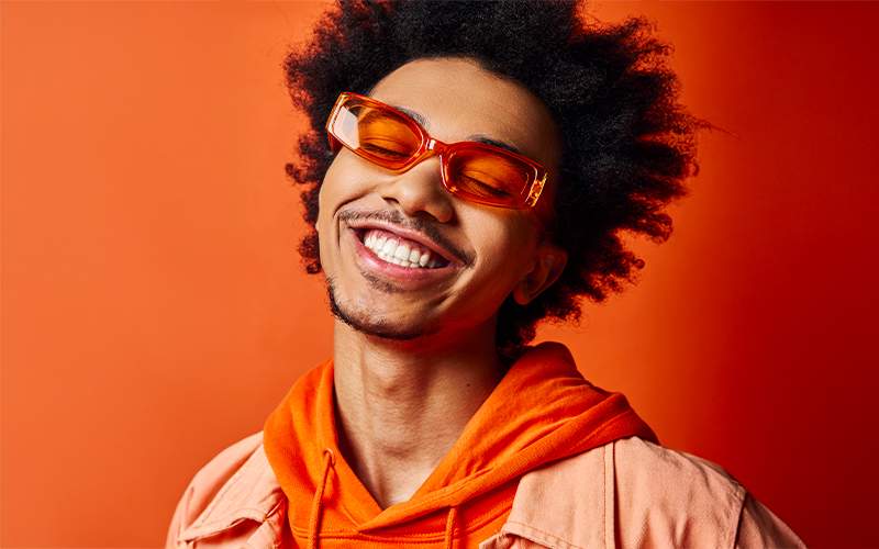 Des lunettes à verres colorés pour homme, entre design et confort visuel